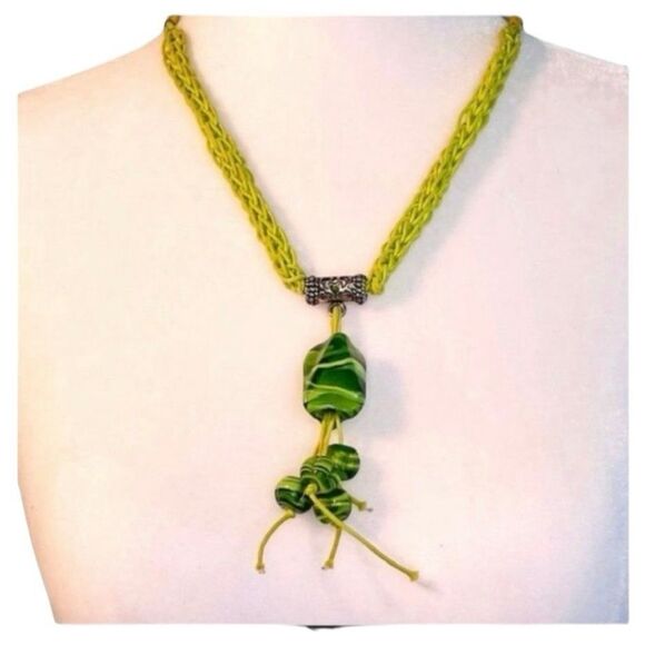 Hand Crafted Beaded Necklace Green White Glass Lime Green Macrame Cord Claw Clos - Picture 3 of 3